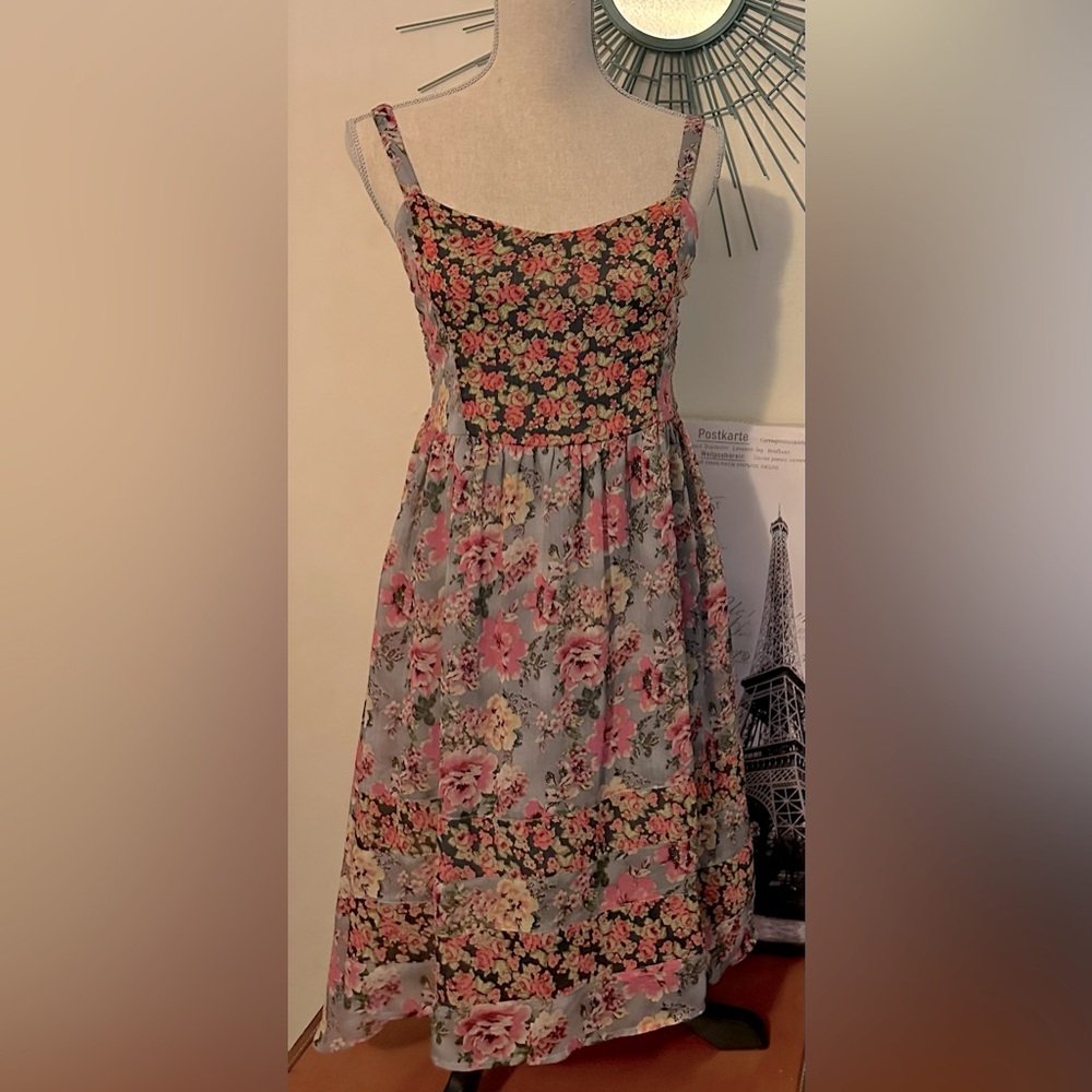 EUC Mudd maxi dress boho look in size L with a mix of florals & gray background